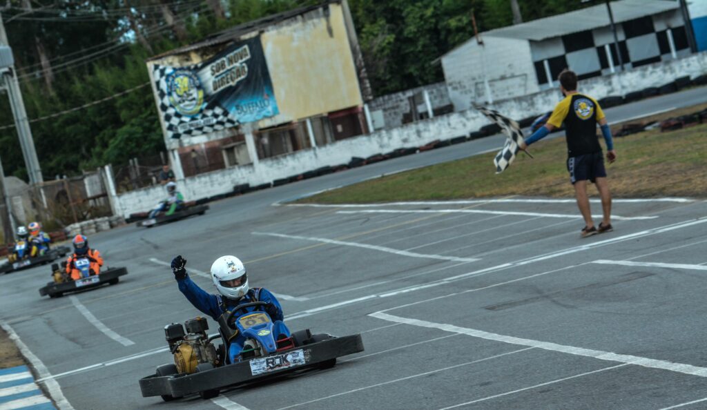 Vista aérea da pista de kart durante a corrida vários karts de corrida  competem em uma pista especial